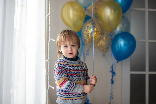 Cadeau Pour Troisième Anniversaire Bébé Petit Garçon Dans Beau Pull — Photo