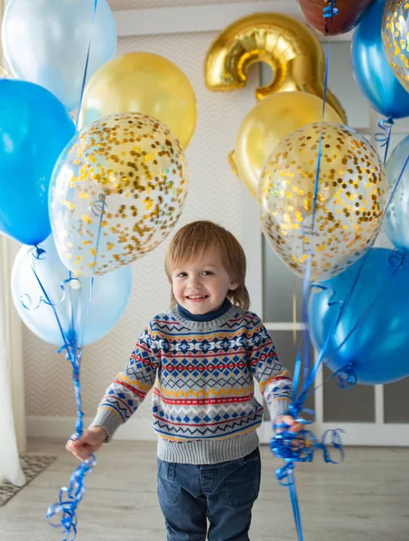 Presente Para Terceiro Aniversário Bebé Garotinho Com Uma Linda Camisola — Fotografia de Stock