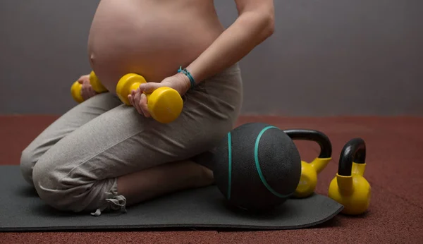 Grijze Joggingbroek Een Kleurrijk Topje Met Een Blote Buik Negende — Stockfoto