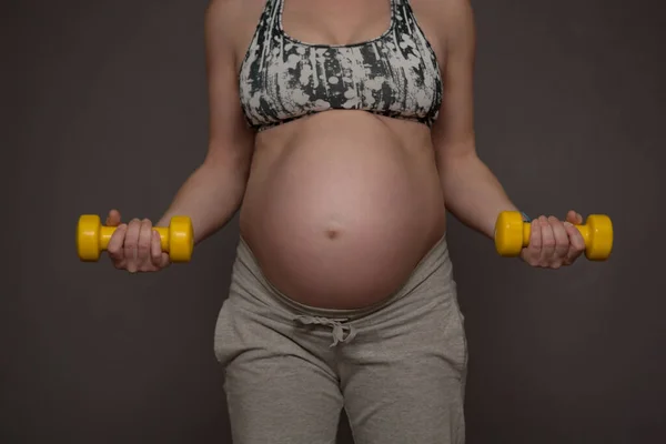 Müstakbel Anne Gri Eşofman Altı Göbekli Renkli Bir Bluz Hamileliğin — Stok fotoğraf