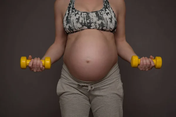 Grijze Joggingbroek Een Kleurrijk Topje Met Een Blote Buik Negende — Stockfoto