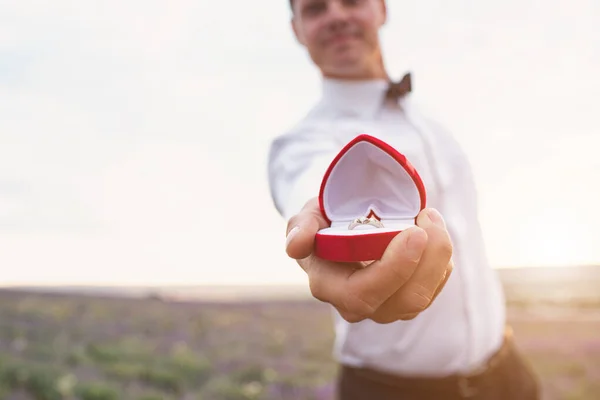 Man Evening Dress Poses Diamond Ring Lavender Field Romantic Marriage — Stock Photo, Image