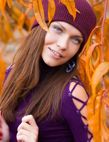 Vacker kvinna nära hösten trädet — Stockfoto