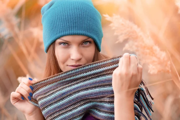 Hermosa mujer en el campo de otoño — Foto de Stock