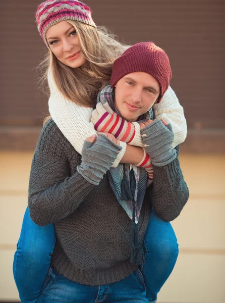 Dos amantes en la calle — Foto de Stock