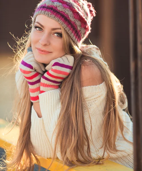 Retrato jovem mulher no parque de outono — Fotografia de Stock