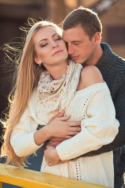 Deux amoureux dans la rue — Photo