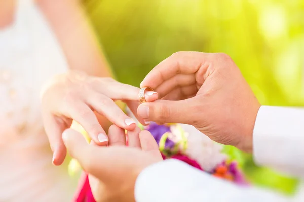 Hand av gifta människor — Stockfoto