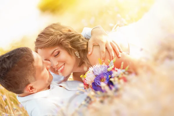 幸せな花嫁と花婿 — ストック写真