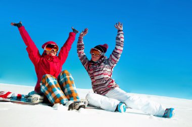 iki kız ile kar oynarken