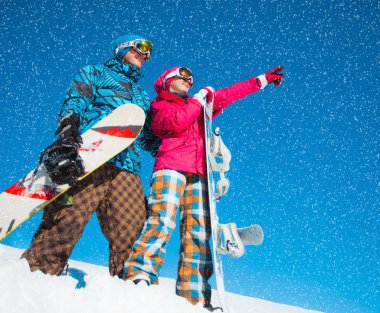 Kız ve erkek snowboard kar ile