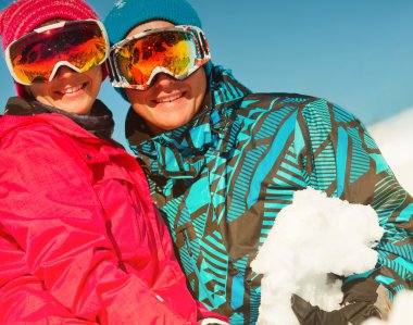 Kız ve erkek kış giysileri sno ile oynamak