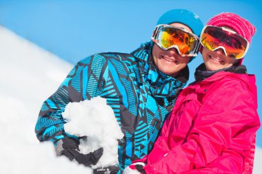 Kız ve erkek kış giysileri sno ile oynamak
