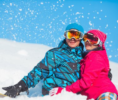 Kız ve erkek kış giysileri sno ile oynamak