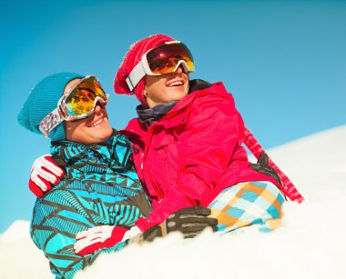 Kız ve erkek kış giysileri sno ile oynamak