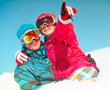 Kız ve erkek kış giysileri sno ile oynamak