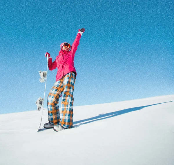 Menina com snowboard na neve — Fotografia de Stock