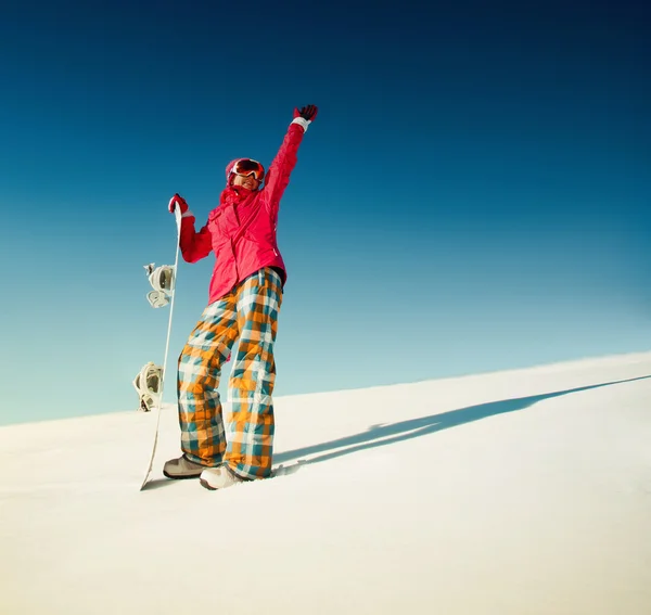 Chica con snowboard en la nieve — Foto de Stock