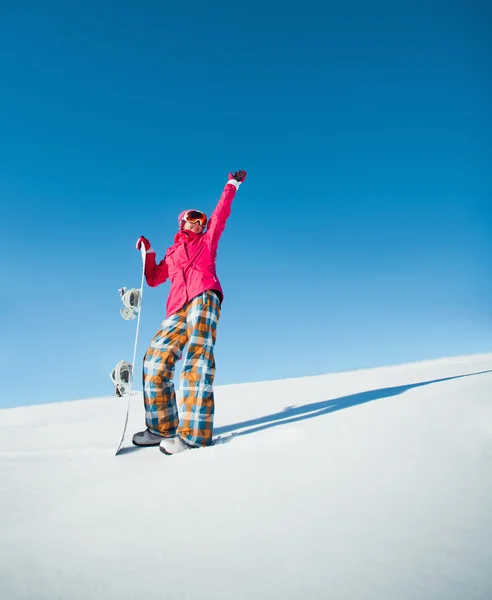 Menina com snowboard na neve — Fotografia de Stock