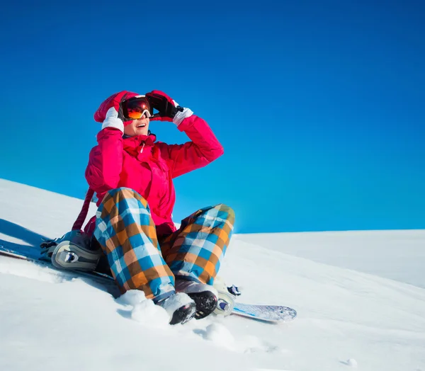 Flicka med snowboard i snön — Stockfoto