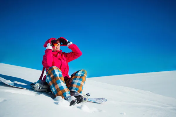 Flicka med snowboard i snön — Stockfoto