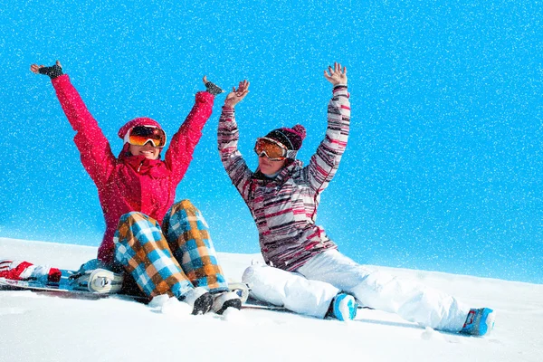 Две девушки играют со снегом — стоковое фото