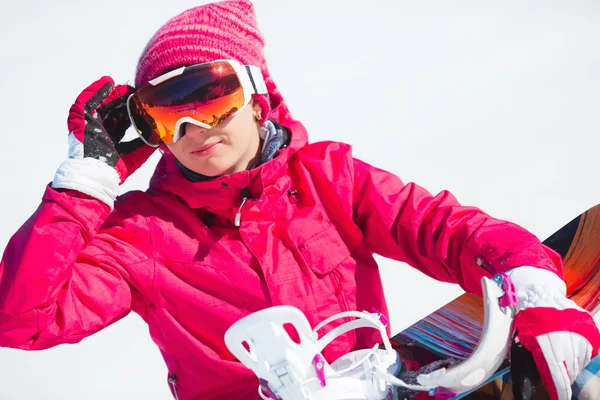Dívka s snowboardu na sněhu — Stock fotografie