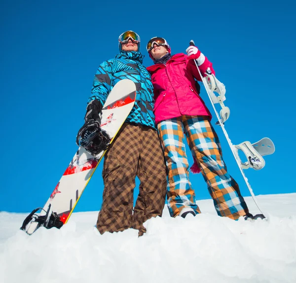 Menina e menino com snowboards na neve — Fotografia de Stock