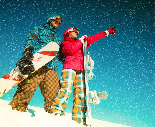 女の子と男の子の雪でスノーボードを — ストック写真