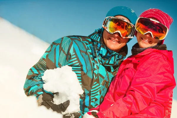 Ragazza e ragazzo in abiti invernali giocare con sno — Foto Stock