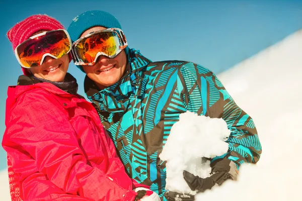 Tyttö ja poika talvivaatteissa leikkii sno — kuvapankkivalokuva