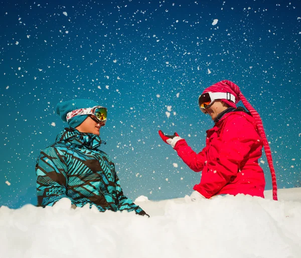 Menina e menino em roupas de inverno brincando com sno — Fotografia de Stock