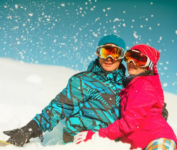 Menina e menino em roupas de inverno brincando com sno — Fotografia de Stock