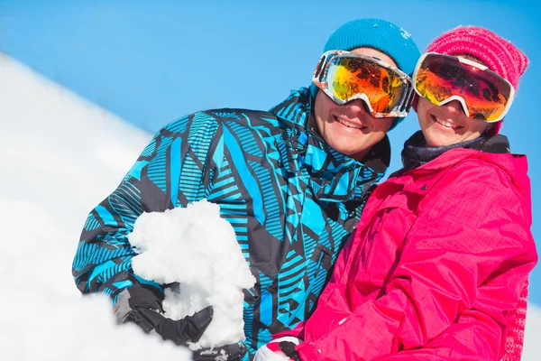 Kız ve erkek kış giysileri sno ile oynamak