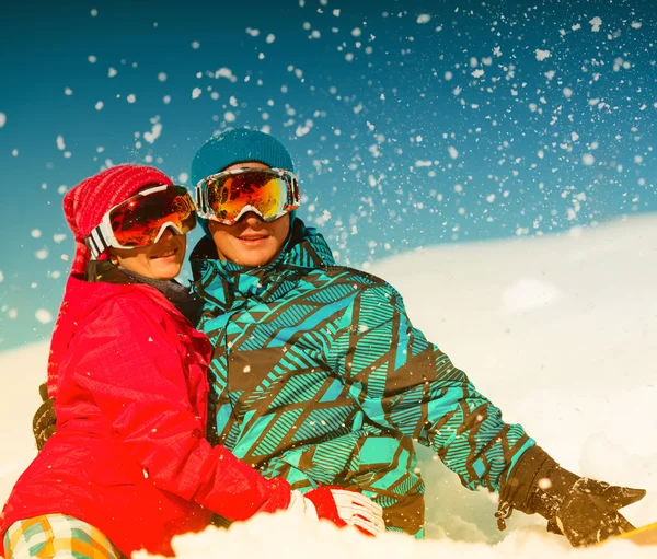 Meisje en jongen in winterkleren spelen met sno — Stockfoto