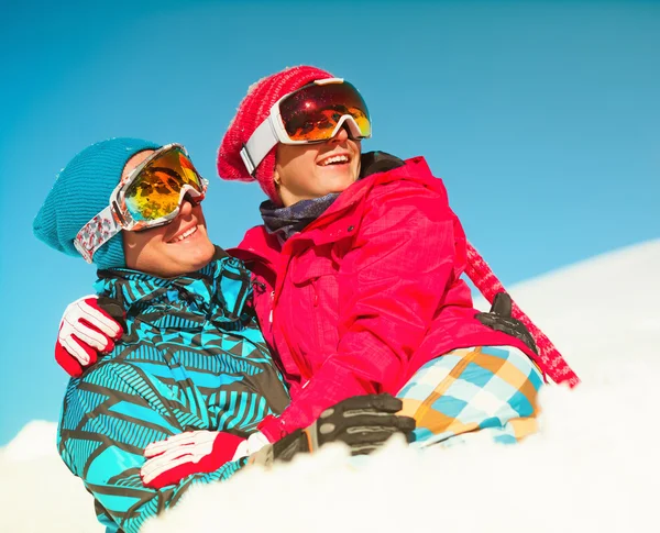 Kız ve erkek kış giysileri sno ile oynamak