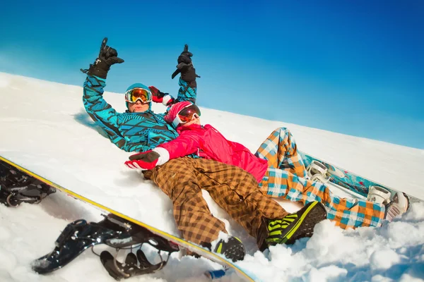 Ragazza e ragazzo con snowboard sulla neve — Foto Stock