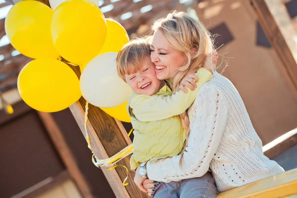 Mutter mit Sohn an der Herbststraße — Stockfoto