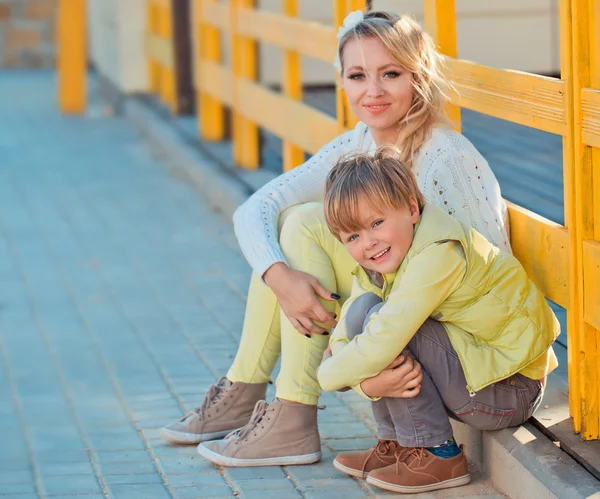 Mutter mit Sohn an der Herbststraße — Stockfoto