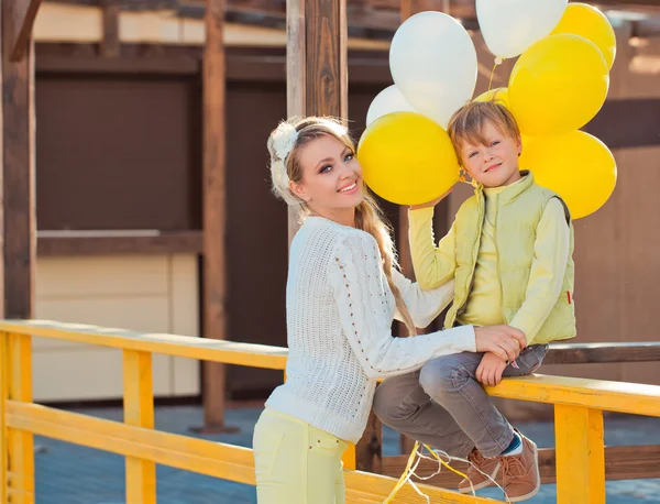 Mutter mit Sohn an der Herbststraße — Stockfoto