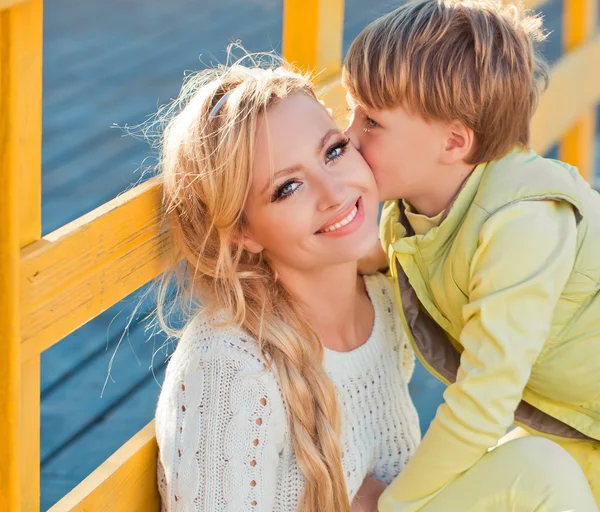 Mutter mit Sohn an der Herbststraße — Stockfoto