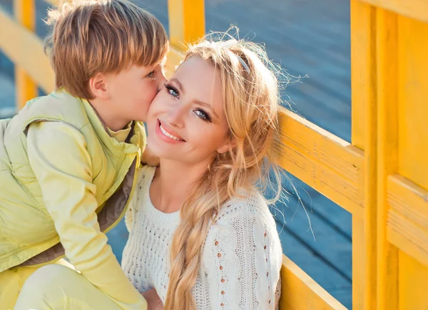 Mamma med son på hösten gatan — Stockfoto