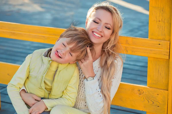 Mutter mit Sohn an der Herbststraße — Stockfoto