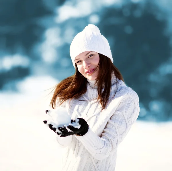 Dziewczyna bawi się śniegiem — Zdjęcie stockowe