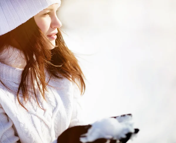 Chica jugando con la nieve —  Fotos de Stock