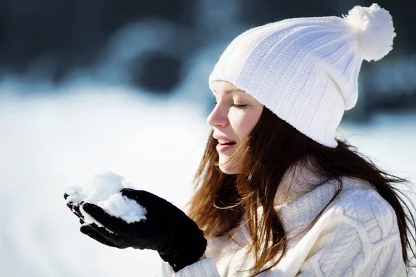 Chica jugando con la nieve — Foto de Stock