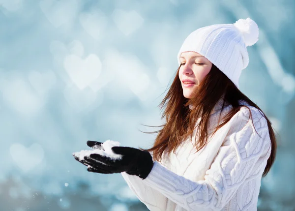 Flicka leker med snö — Stockfoto