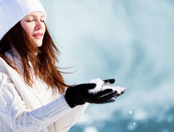 Flicka leker med snö — Stockfoto