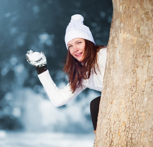 Menina brincando com neve — Fotografia de Stock