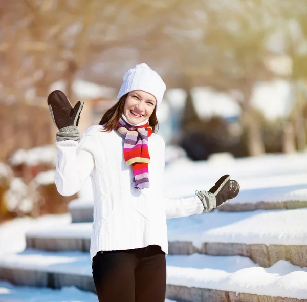 Chica jugando con la nieve — Foto de Stock